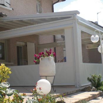 pergola blanche avec toiles transparentes