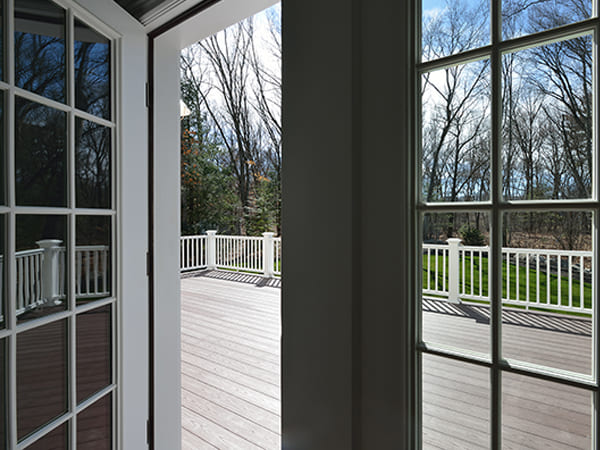 porte-fenêtre donnant sur une terrasse en bois