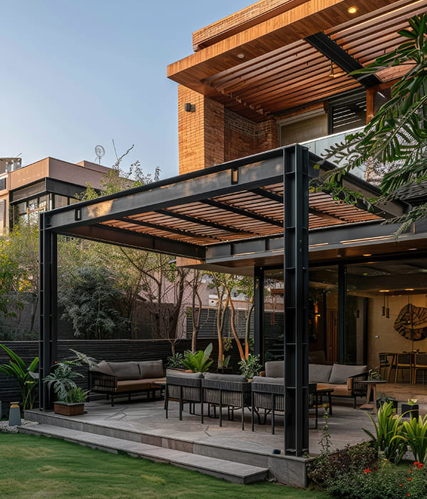 pergola dans un jardin d'une maison à étage couvrant du mobilier