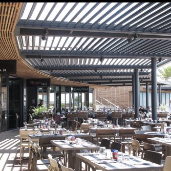 Grande pergola d'une terrasse d'une surface commerciale