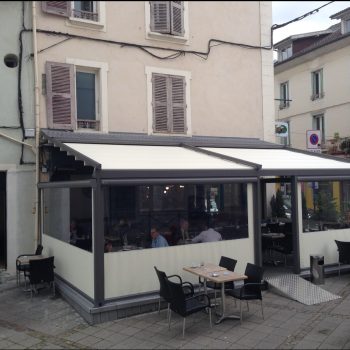 Façade de protection d'une terrasse de restaurant