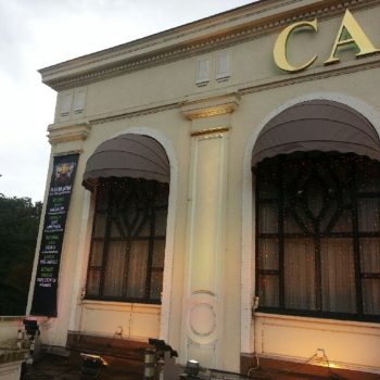 Petits stores rond de fenêtres d'un grand bâtiment