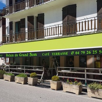 Store vert d'un café terrasse
