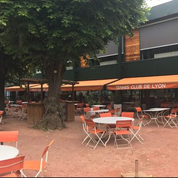 Stores d'un club de tennis