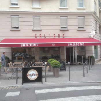 Store rouge d'un bar à crêpe
